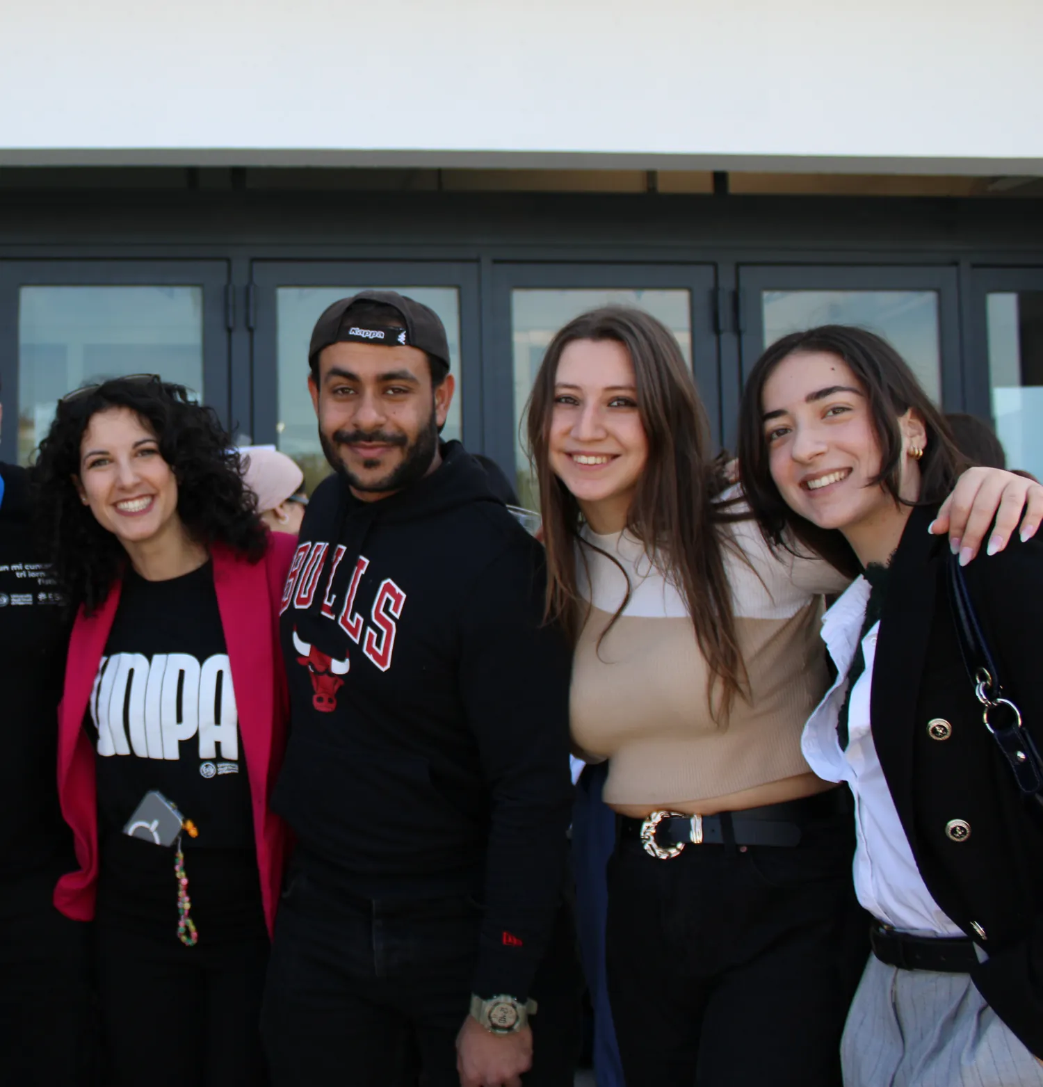Studenti UniPa sorridenti al Welcome Day, una studentessa indossa la maglia UNIPA